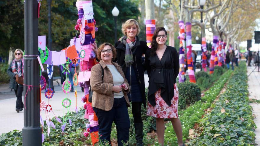 Castelló engalana los árboles del parque Ribalta para denunciar la violencia de género