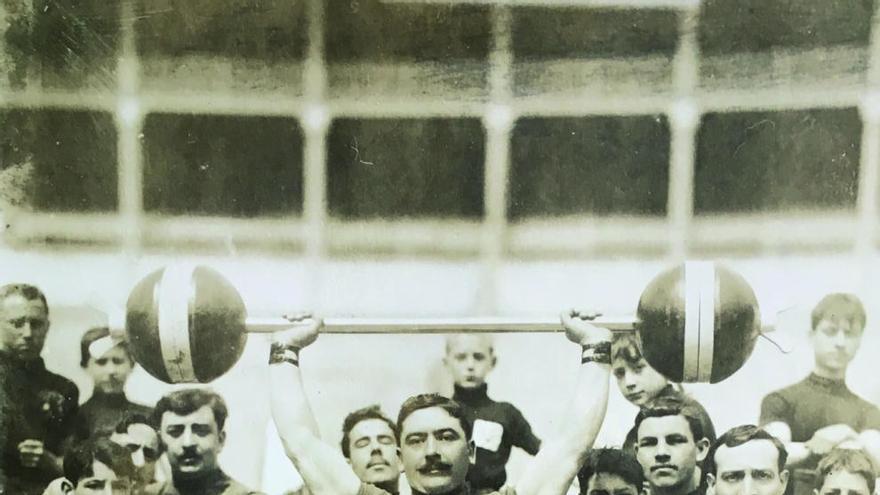 Federico Fernández Amor-Calvet, fundador, al fondo a la izquierda, con sus gimnastas.