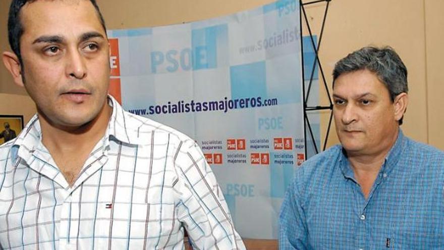 En primer término, Blas Acosta, detrás el alcalde, Rafael Perdomo.