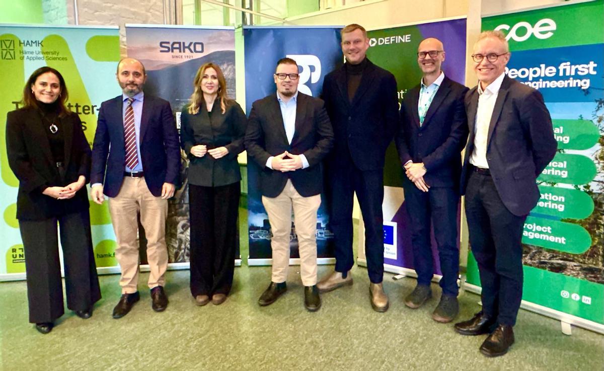 Foto institucional durante la visita a la fábrica de Sako, este martes.