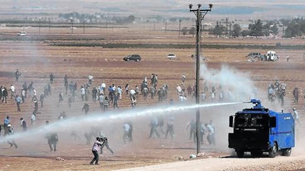 La policía dispersa a manifestantes kurdos enfrentados a las fuerzas turcas.