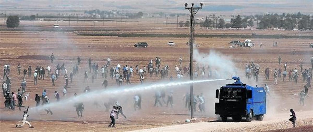 La policía dispersa a manifestantes kurdos enfrentados a las fuerzas turcas.