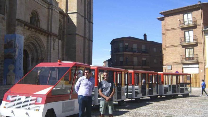 Tomás del Bien (izquierda) y Roberto Hernández, posan junto al nuevo tren turístico.