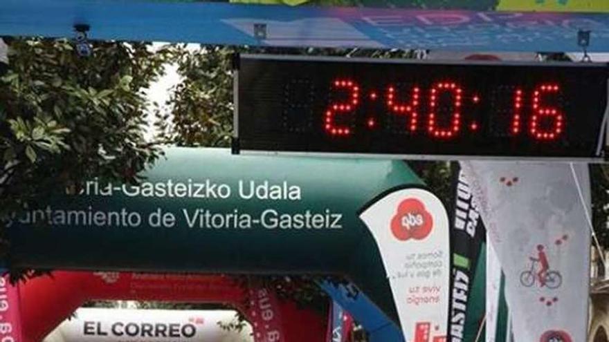 Váquez llega a la meta de la maratón de Vitoria.