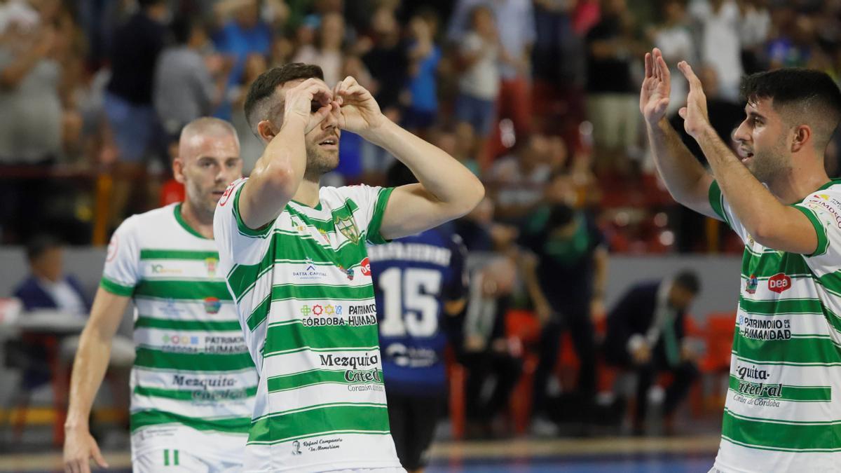 Alberto Saura celebra un gol con el Córdoba Futsal en Vista Alegre.