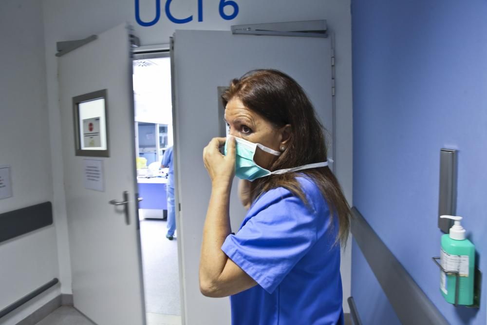 Así trabajan en la UCI del HUCA con enfermos de coronavirus