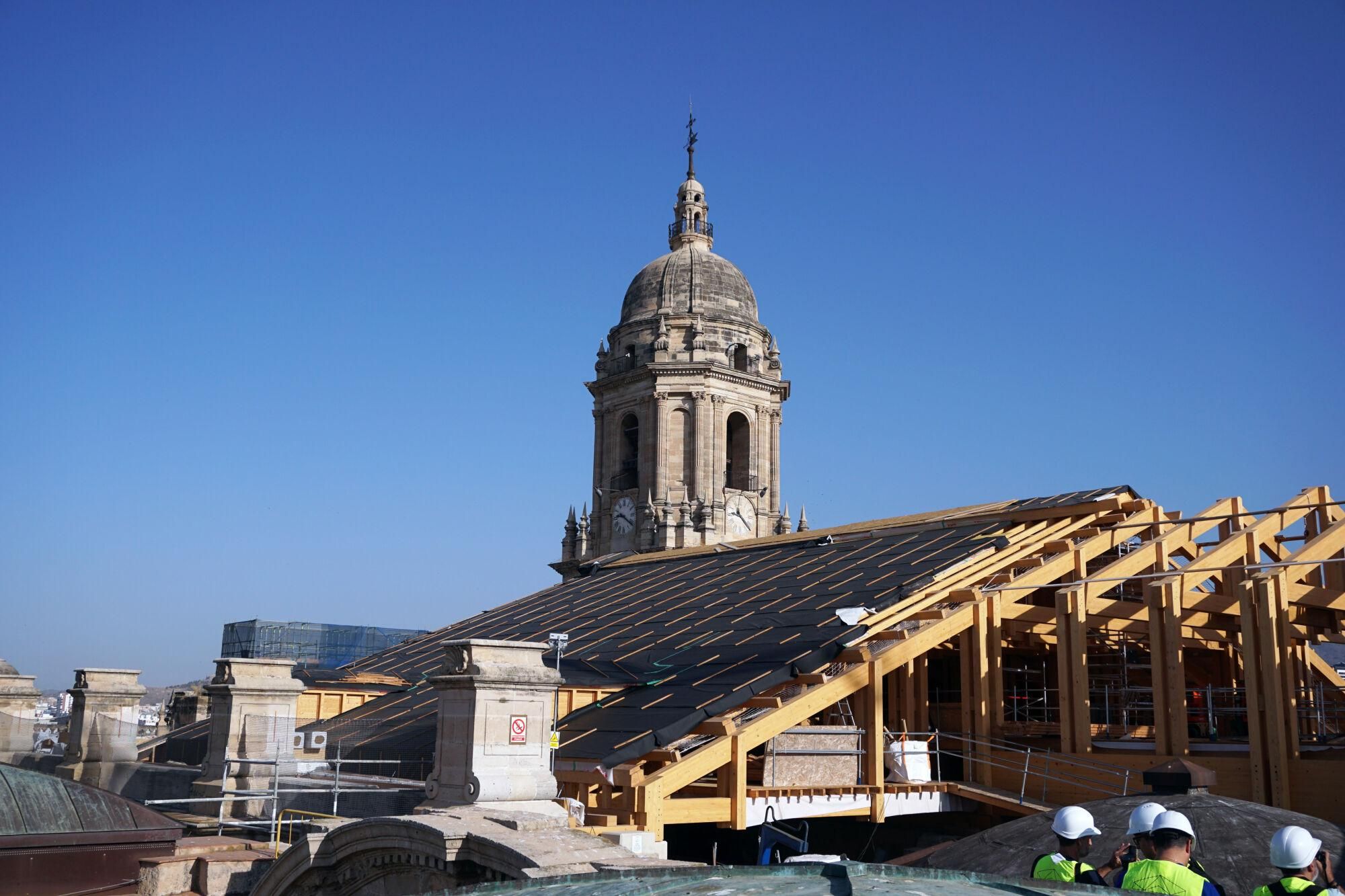 El Cabildo de la Catedral de Málaga realiza una visita guiada a la construcción del nuevo tejado, a cargo del arquitecto, Juan Manuel Sánchez La Chica, para ver el estado de las intervenciones que se vienen realizando