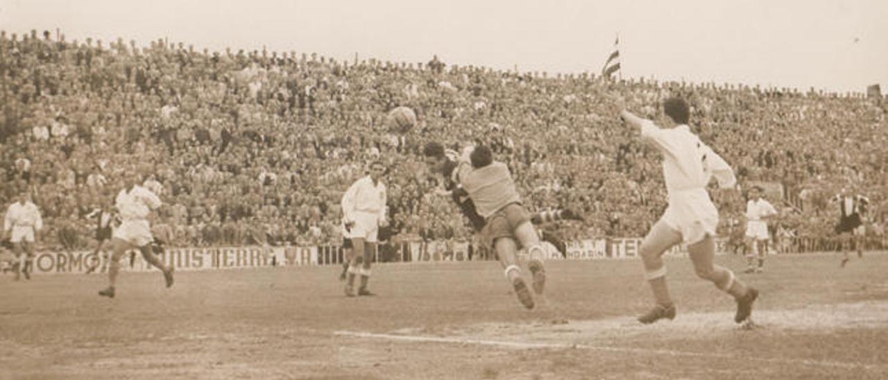 Gol de cabeza de Calsita al Jaén en Bardín en 1953.