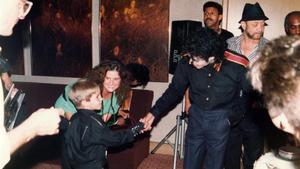 Un joven Wade Robson saluda a Michael Jackson en 1987. 