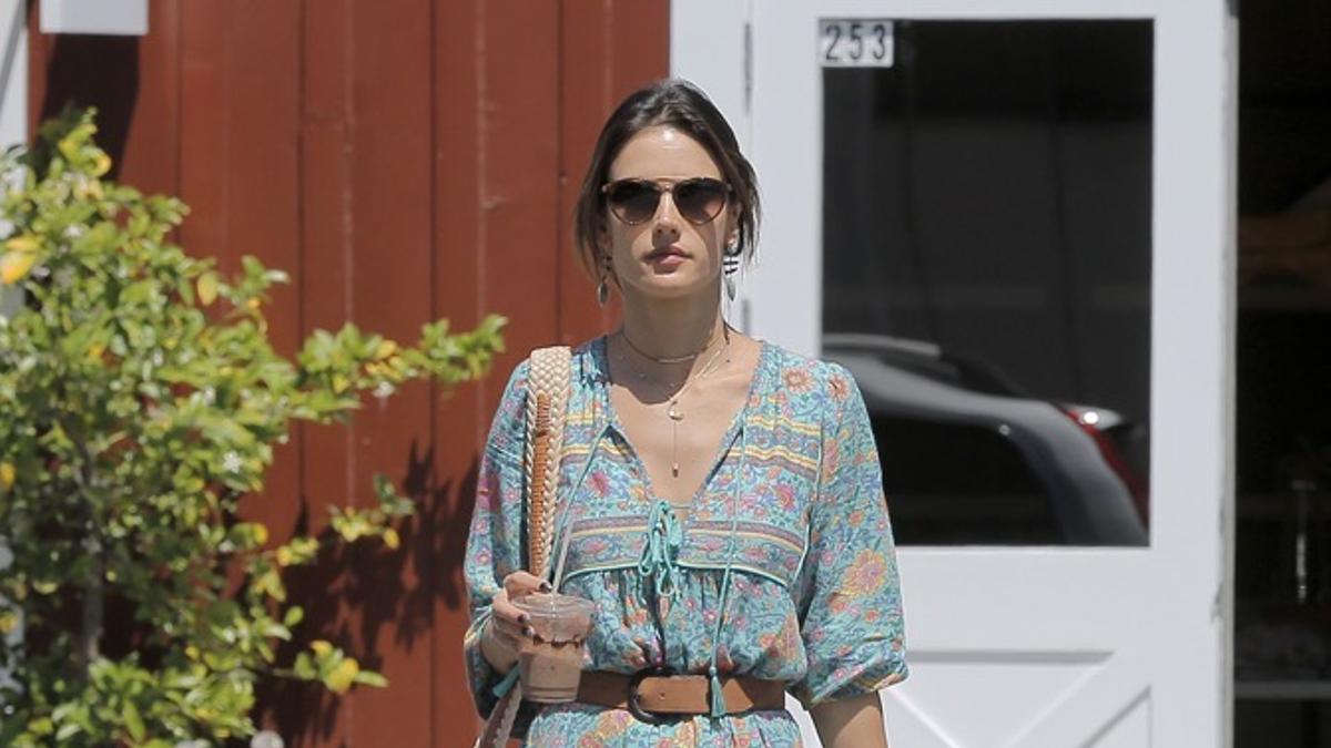 Copia el look con vestido de Alessandra Ambrosio