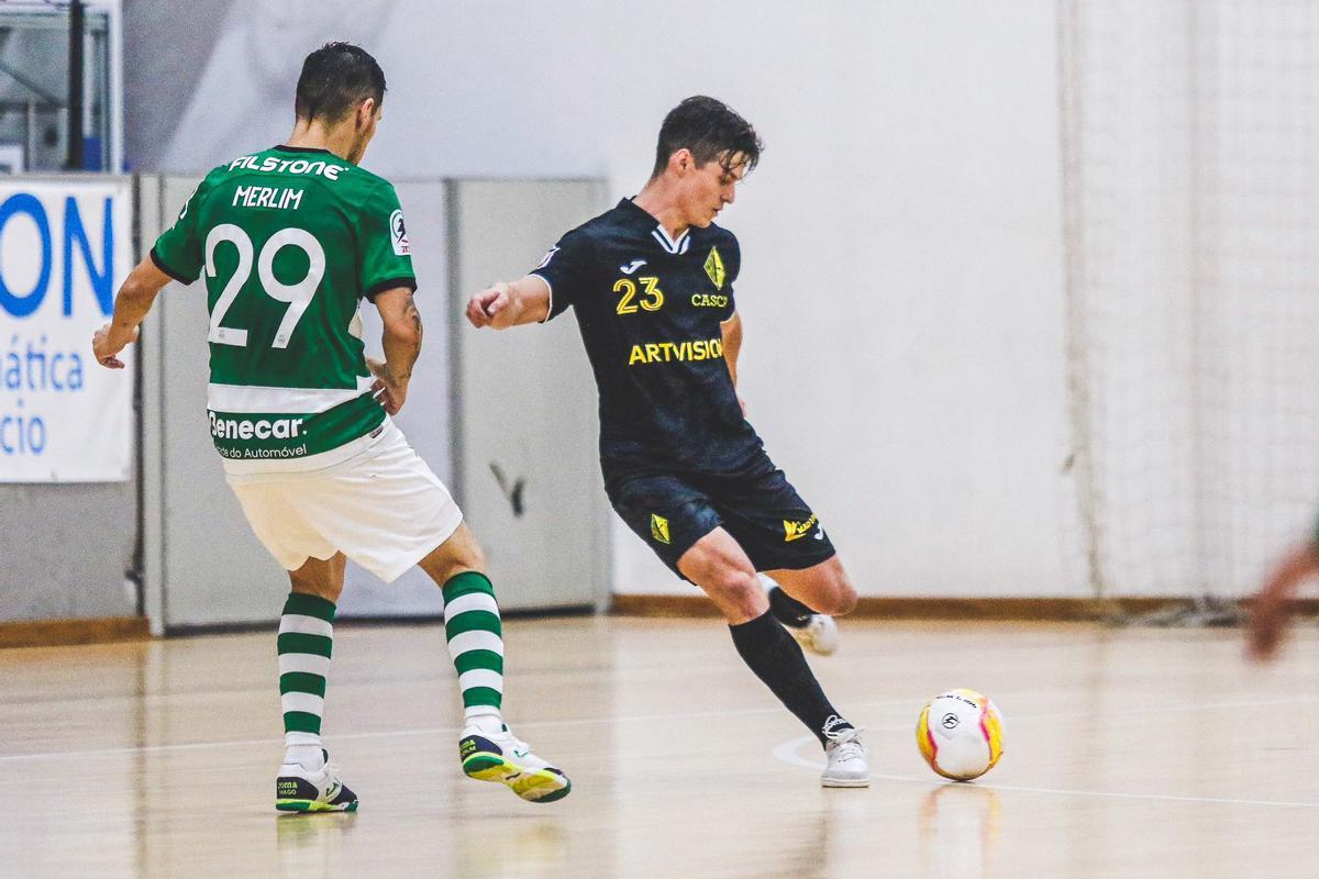 Murilo Duarte, el nuevo refuerzo del Córdoba Futsal, prepara el disparo durante un encuentro.