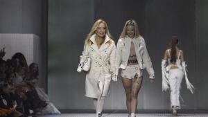 Carmen Lomana i Metrika desfilen per a Dominnico a la 080, on ha celebrat el seu 10è aniversari com a dissenyador i una col·laboració amb Samsung