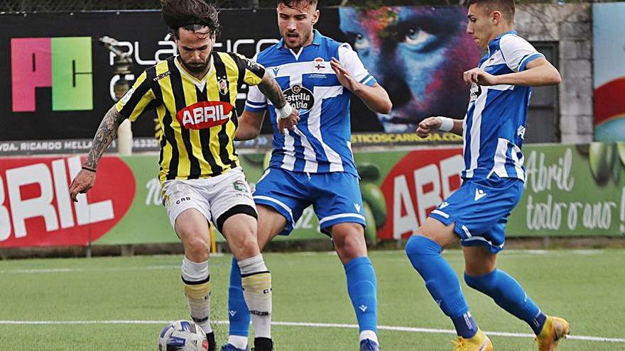 Una acción del Rápido de Bouzas-Fabril de ayer. |  // PABLO HERNÁNDEZ