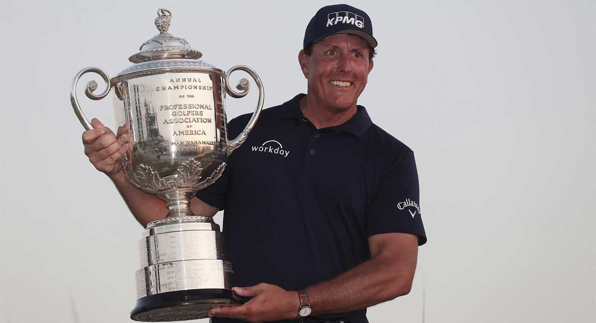 Mickelson, con el trofeo de vencedor de la PGA.