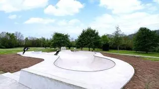 El "apple skatepark" de Villaviciosa, pista de referencia para los amantes del patín, entra en servicio