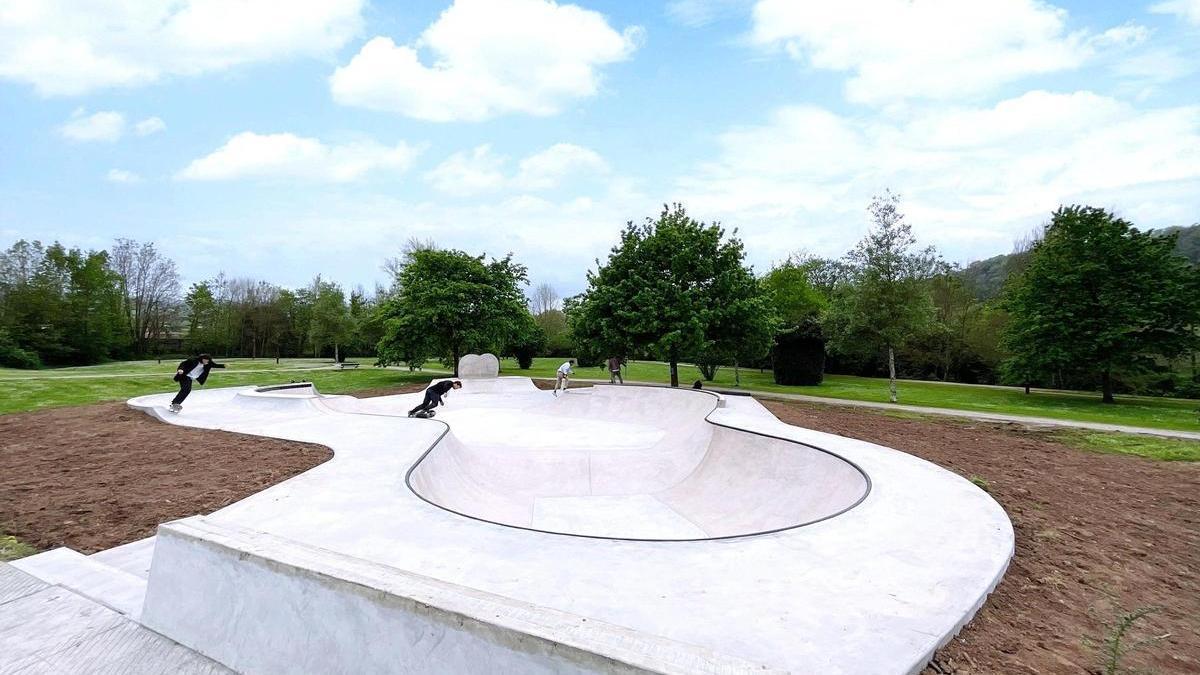 Varios patinadores. estrenando la pista.