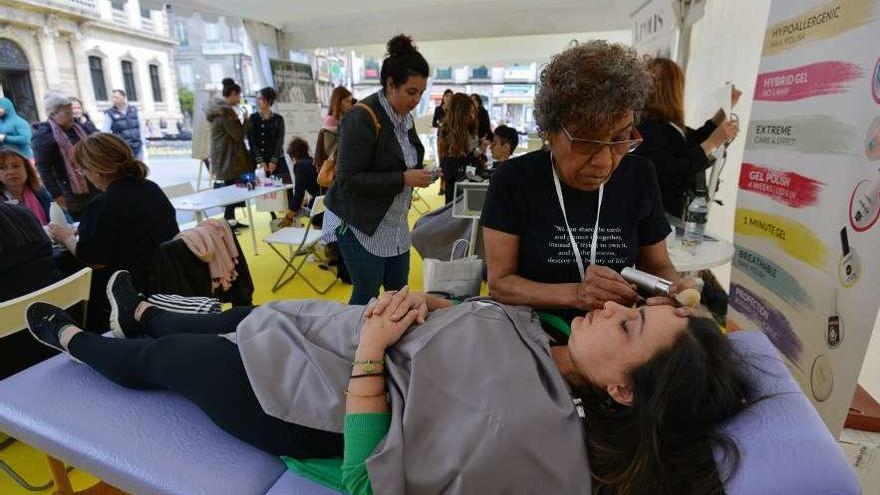 Sesión de maquillaje en la anterior edición de &quot;Rizando o rizo&quot;. // Gusfavo Santos