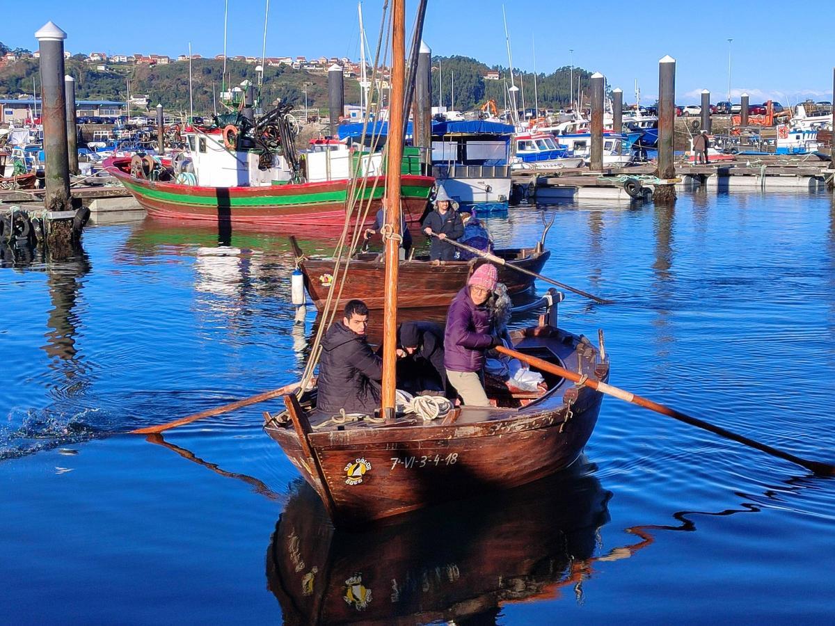 Los Reyes Magos llegan a Bueu por mar antes de la cabalgata de esta tarde