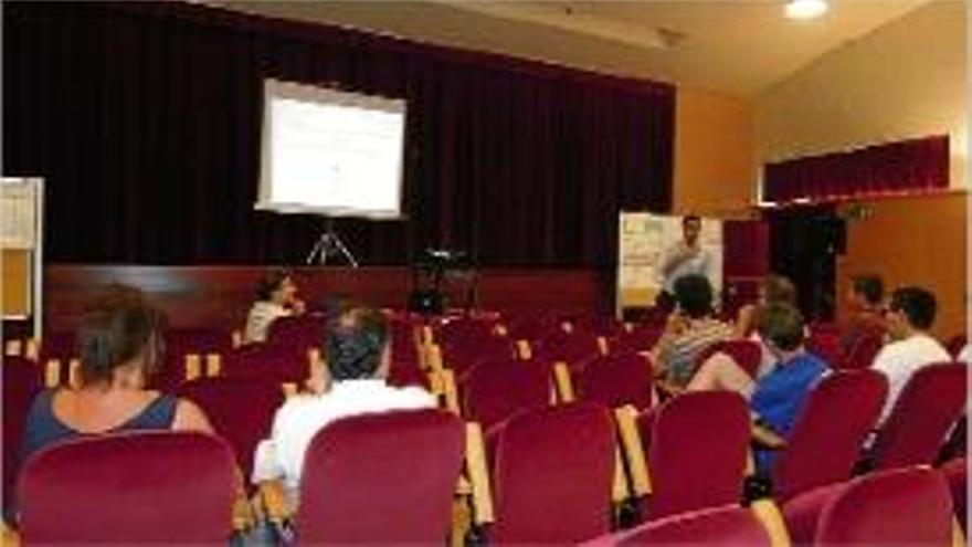 Veïns a la sala d&#039;actes en la presentació de les obres del pavelló.