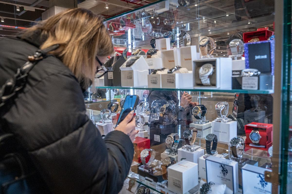 Furor y ofertas en el estreno de la primera tienda en Barcelona del outlet de grandes marcas TK-Maxx