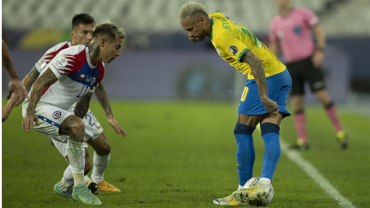 Neymar ante Eduardo Vargas en el último Brasil-Chile