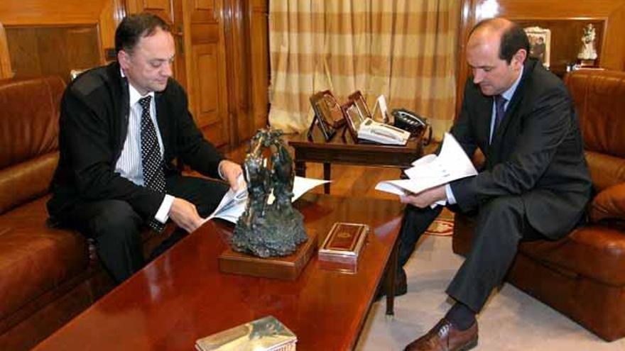 Otero y Louzán, durante su encuentro de ayer en el Pazo Provincial.