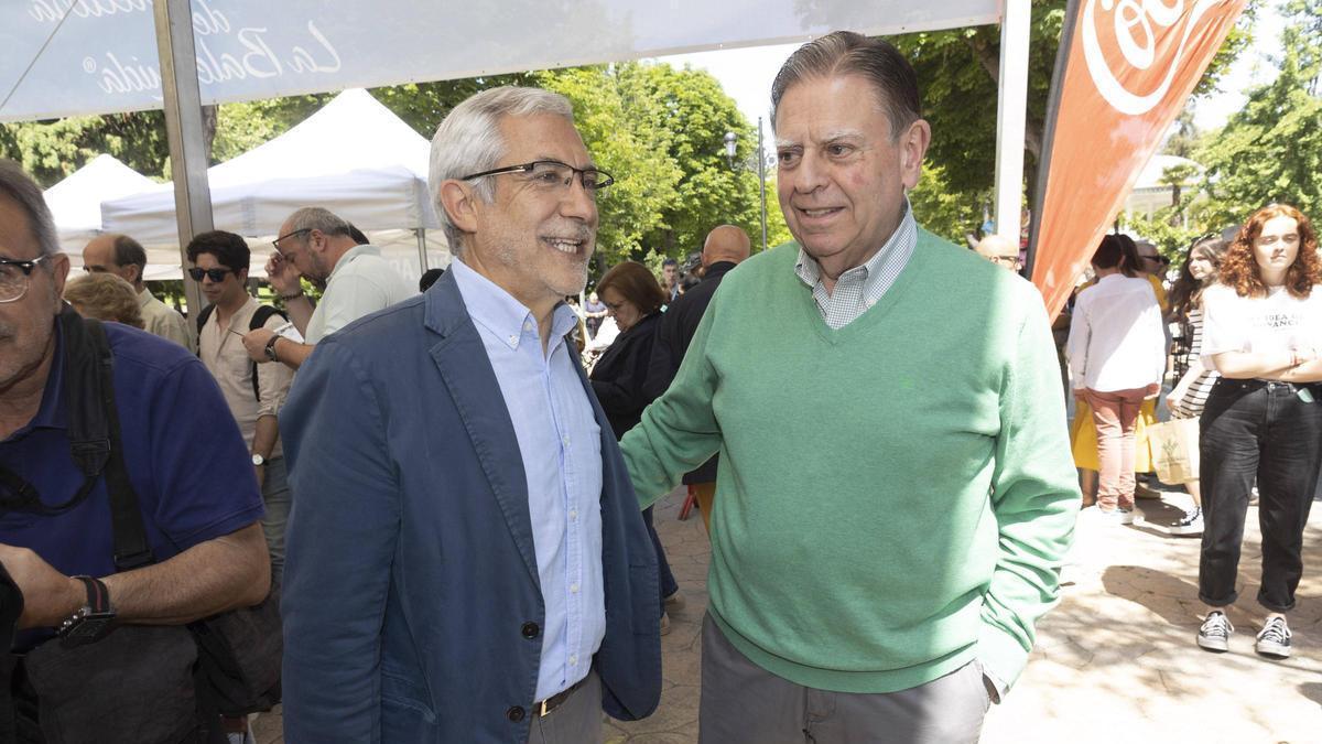 Gaspar Llamazares y Alfredo Canteli charlan en una imagen de archivo.
