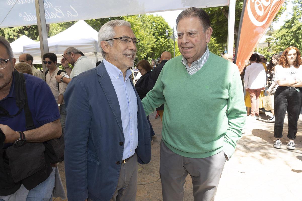 Gaspar Llamazares y Alfredo Canteli charlan en una imagen de archivo.