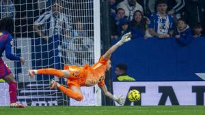 El guardameta azulgrana Joan García atento al balon en un tiro raso junto al poste en su regreso al RCDE Stadium