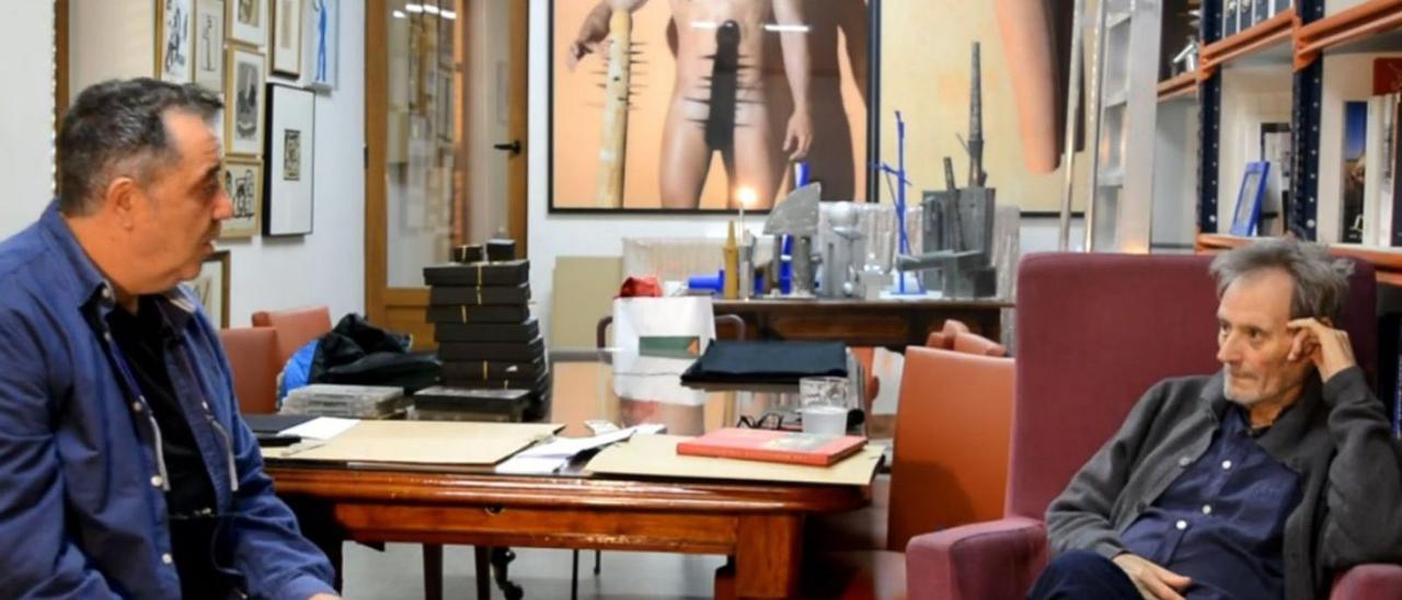 Joan J. Soler entrevista a Miquel Navarro, en el documental sobre el artista. | LEVANTE-EMV