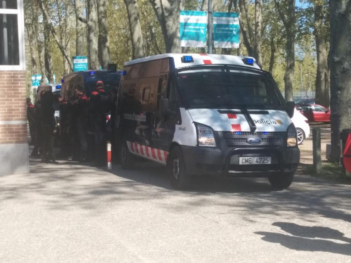 Presència policial al Palau Firal on se celebra l'Expojove