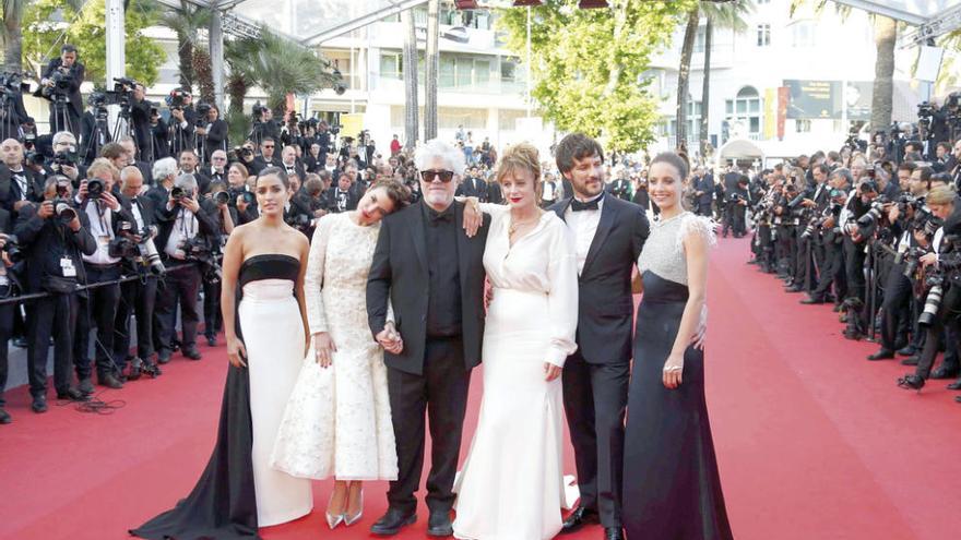 Pedro Almodovar (3 izqda.) con los actores Inma Cuesta, Adriana Ugarte, Emma Suarez, Daniel Grao y Michelle Jenner, ayer en el estreno de &quot;Julieta&quot; en Cannes. // Reuters