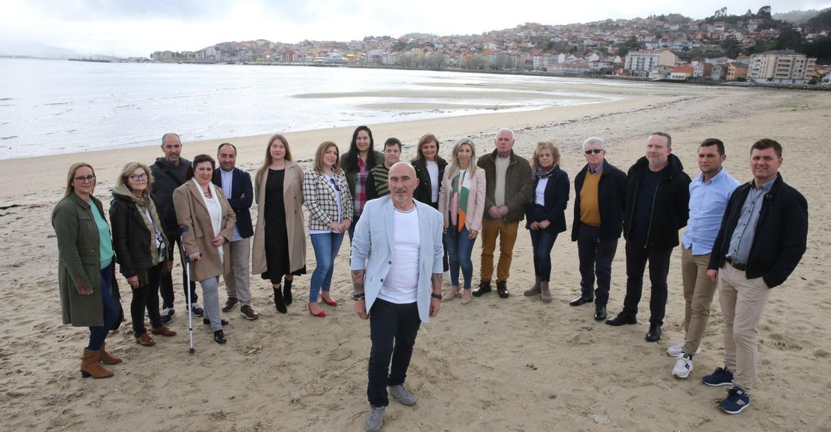 Javier Carro (centro) en la presentación de su candidatura en Moaña para las elecciones municipales de 2023. | Santos Álvarez