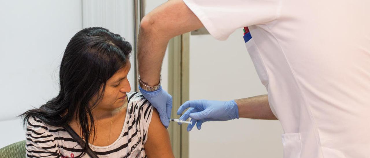 Una paciente se vacuna de la gripe en la campaña del pasado invierno en Alicante.