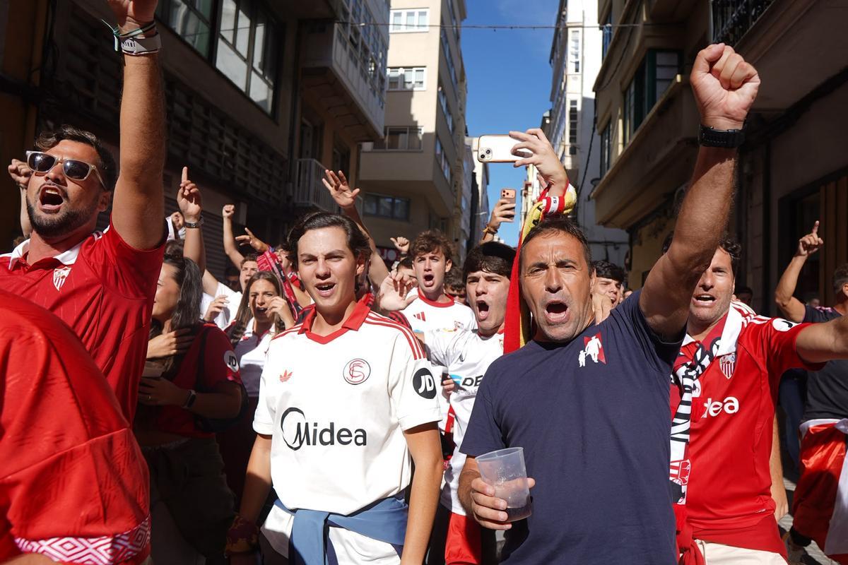 Aficionados del Sevilla por las calles de A Coruña antes del partido del Deportivo Aficionados del Sevilla por las calles de A Coruña antes del partido del Deportivo