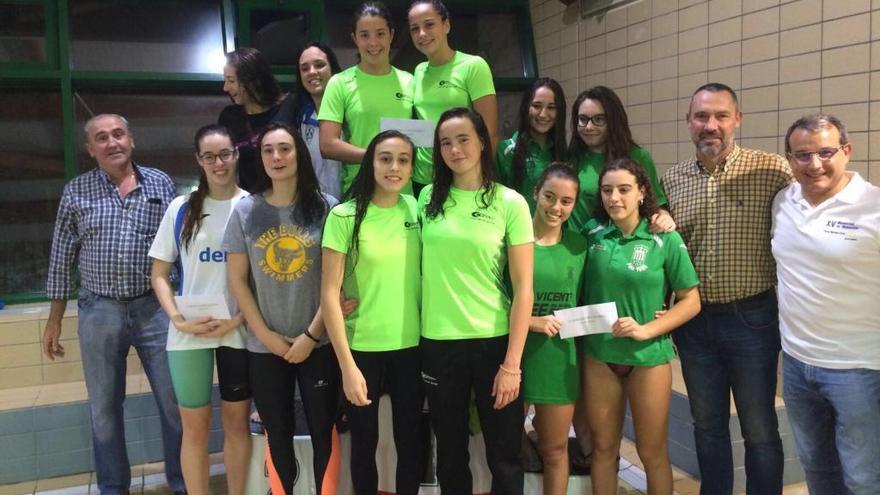 Podio de la prueba de relevos 4x200 metros femenino que ganó el CT Elche