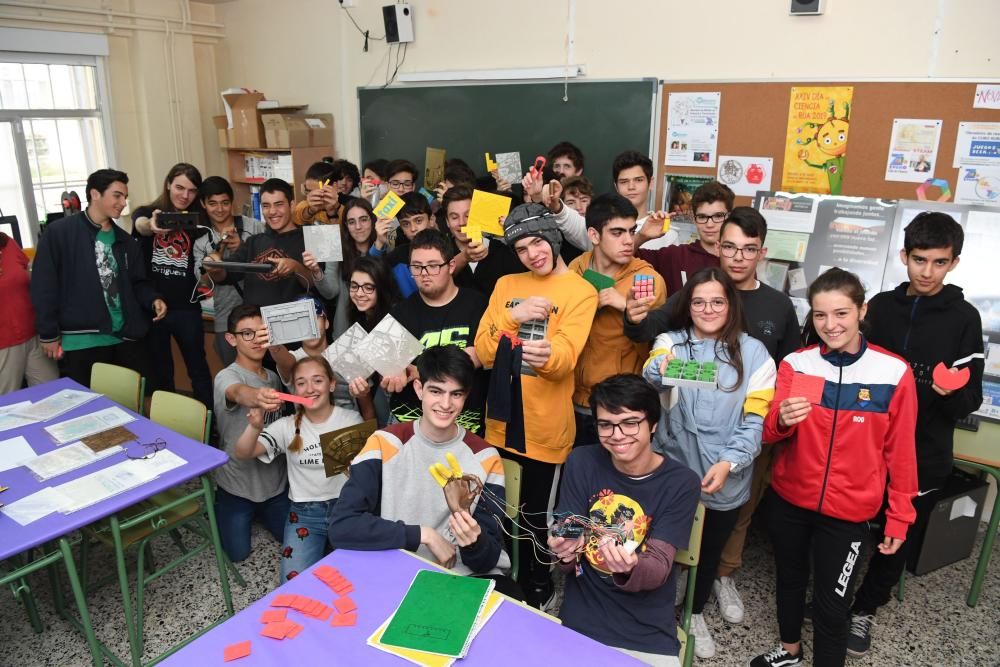 Especialistas visitan el taller de tecnología de los alumnos del instituto Zalaeta