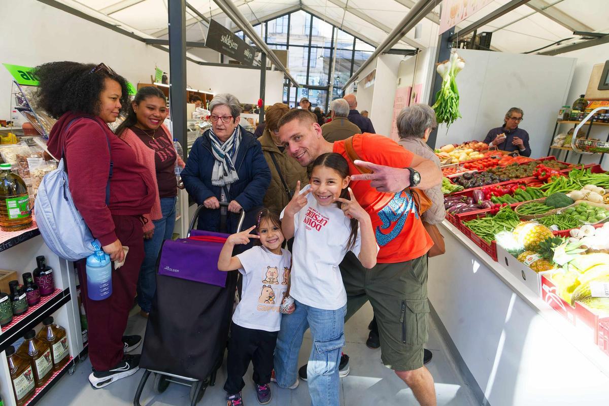 El mercado provisional, luminoso y con 42 paradas, aprueba 'con nota'