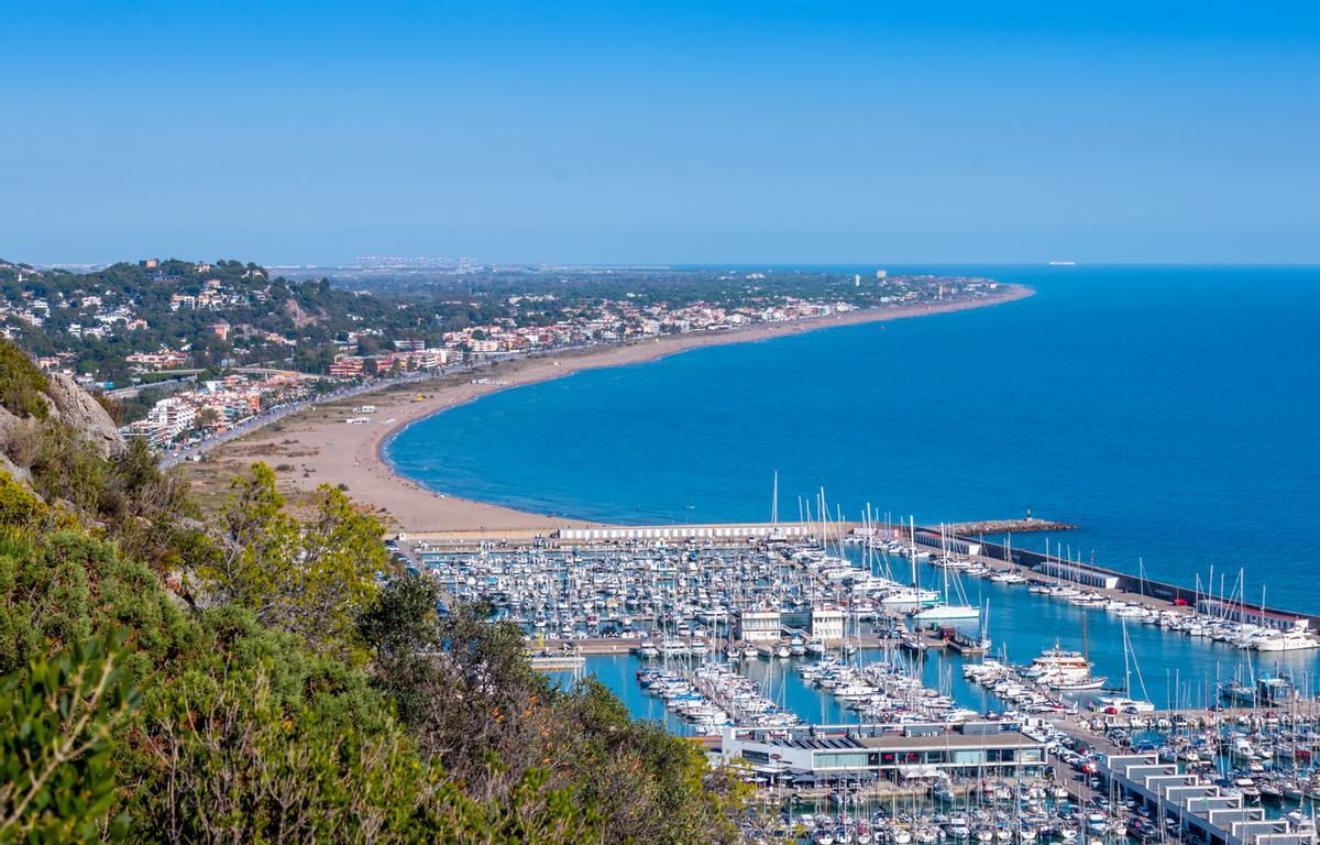 Vistas de Castelldefels y la playa, puerto de Port Ginesta con veleros, cerca de Barcelona.