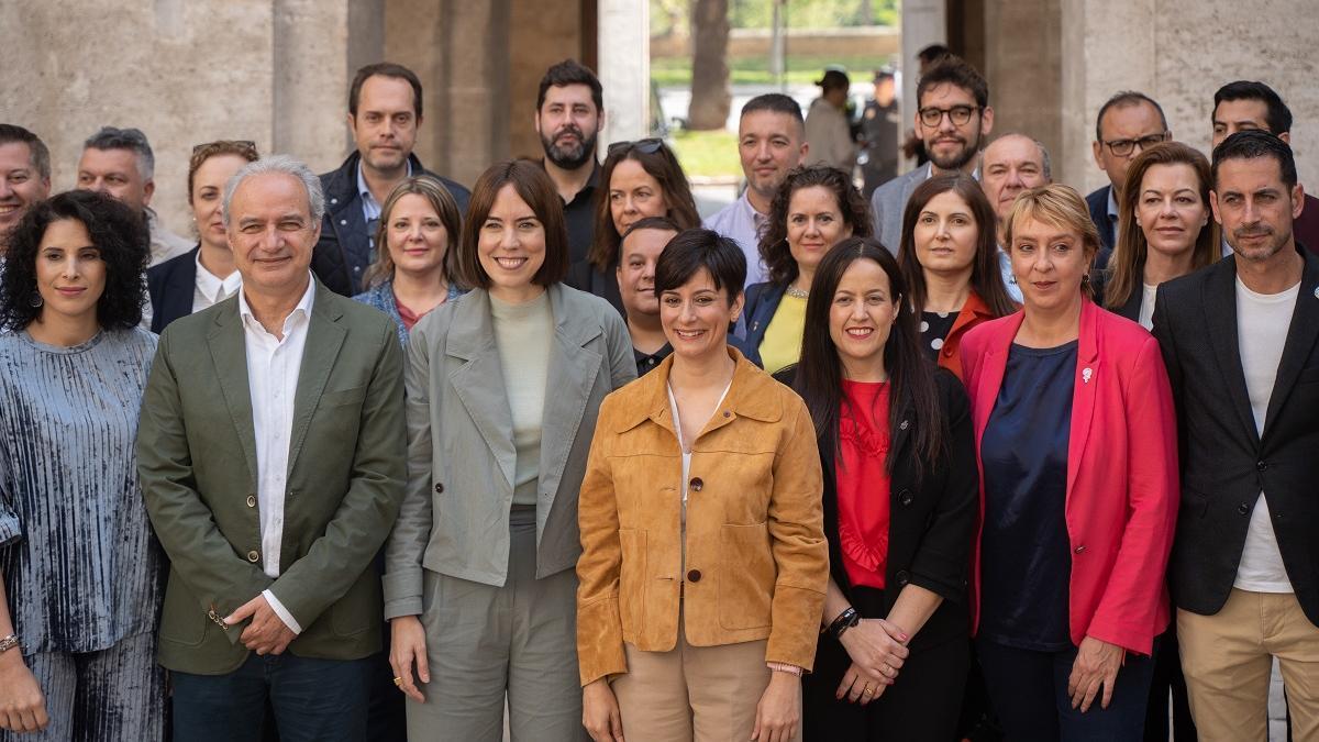 La ministra de Vivienda, Isabel Rodríguez, junto a Morant y alcaldes y alcaldesas afectados por la dana.