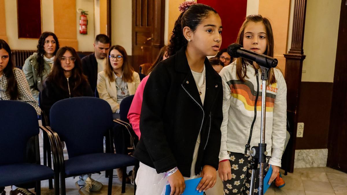 Dos alumnas durante la presentación de las iniciativas ganadoras de los Presupuestos Participativos de Infancia de Alcoy