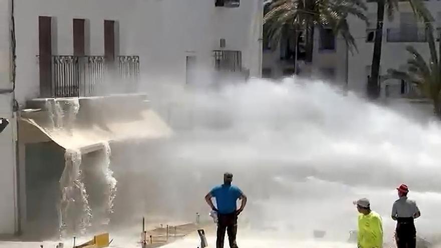Un géiser inesperado convierte Pont de Montcau en el “Aquapark” de Altea