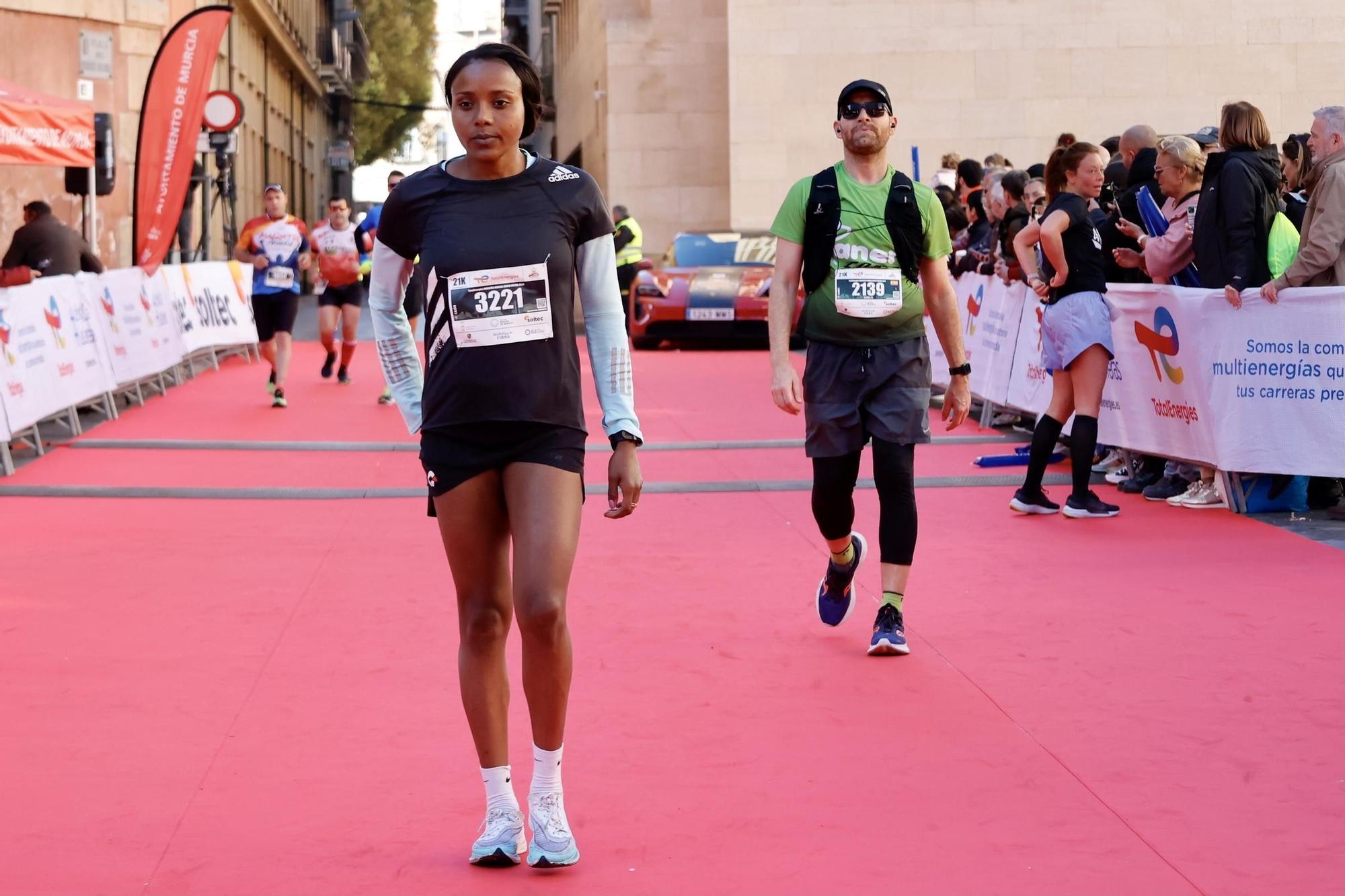 FOTOS: llegadas y podios de la TotalEnergies Murcia Maratón Costa Cálida