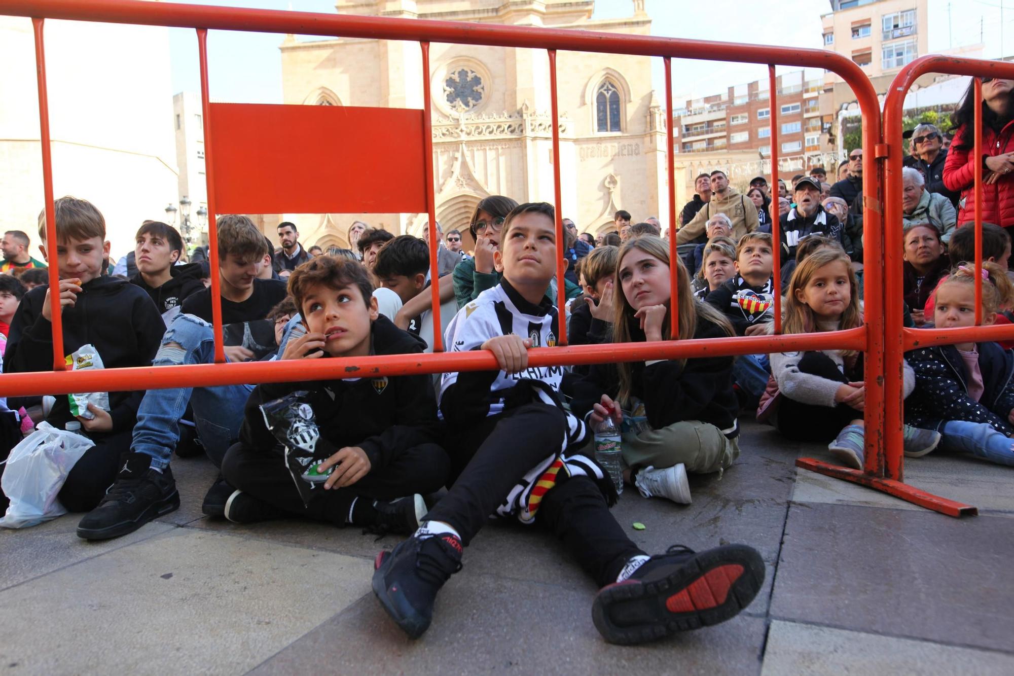 La plaza Mayor de Castelló se tiñe de albinegrismo en un día para el recuerdo