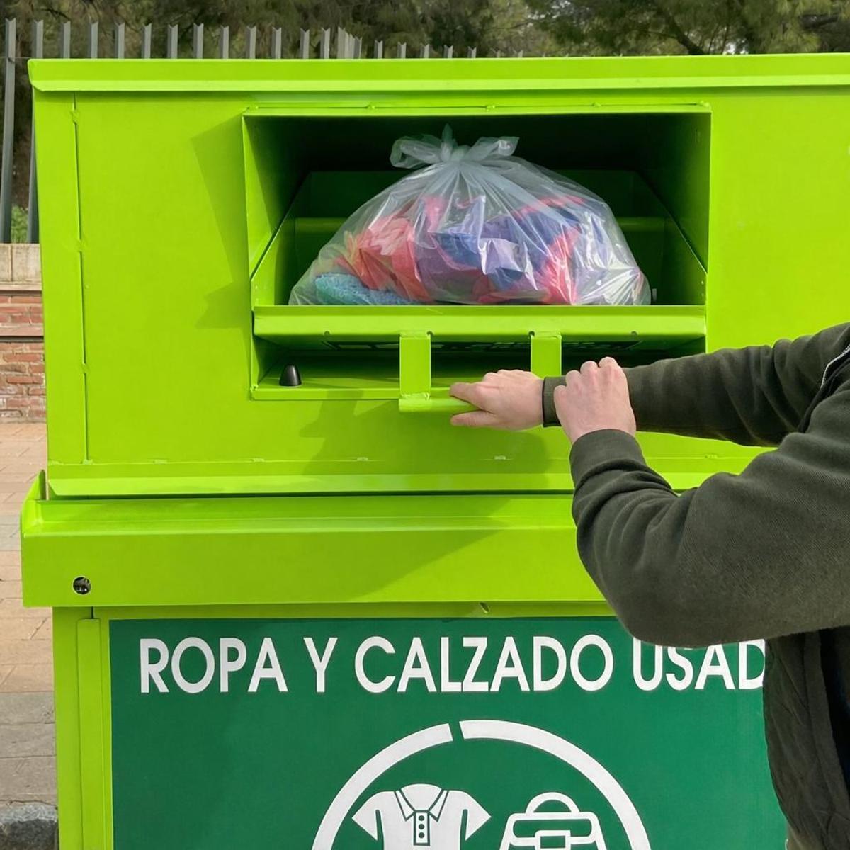 Contenedor para reciclaje de ropa y calzado de Promedio.