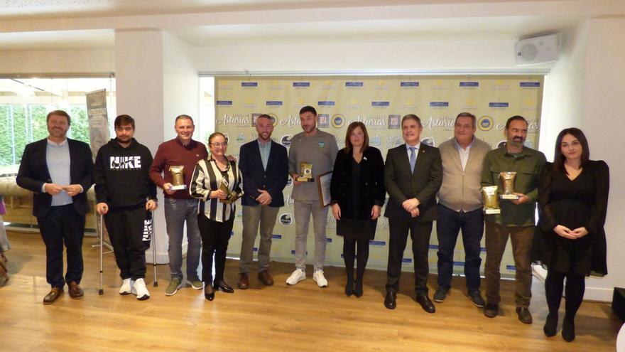 Foto de grupo de los premiados. Por la izquierda, Javier Nievas, de Caja Rural; Ignacio Garrido, Miguel Rodríguez, Cecilia Fernández, Sergio Suárez, Joaquín Pajarón, nombrado embajador de la marca; la directora general Begoña López, Enrique Rodríguez, director de Agricultura y Pesca de la Delegación del Gobierno; Vidal Francisco Álvarez, Víctor Manuel Berdasco y Paula Álvarez, directora técnica de la IGP Faba Asturiana. | D. Á.