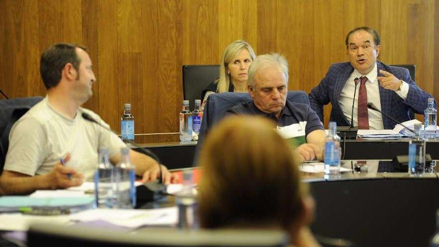 José Crespo se dirige a José Manuel Fernández en plena discusión sobre la plaza. // Bernabé/Javier Lalín