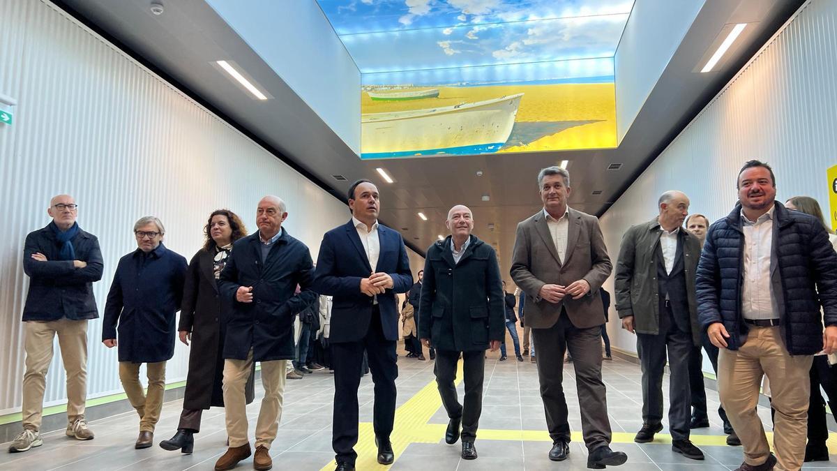 El president Juanfran Pérez Llorca por el nuevo paso inferior entre las estaciones de Xàtiva y Alacant.