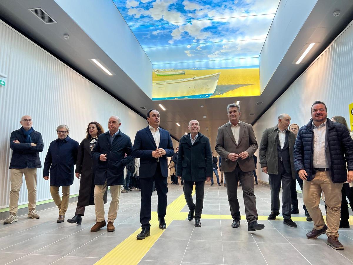 Recorrido de autoridades por el nuevo paso inferior.