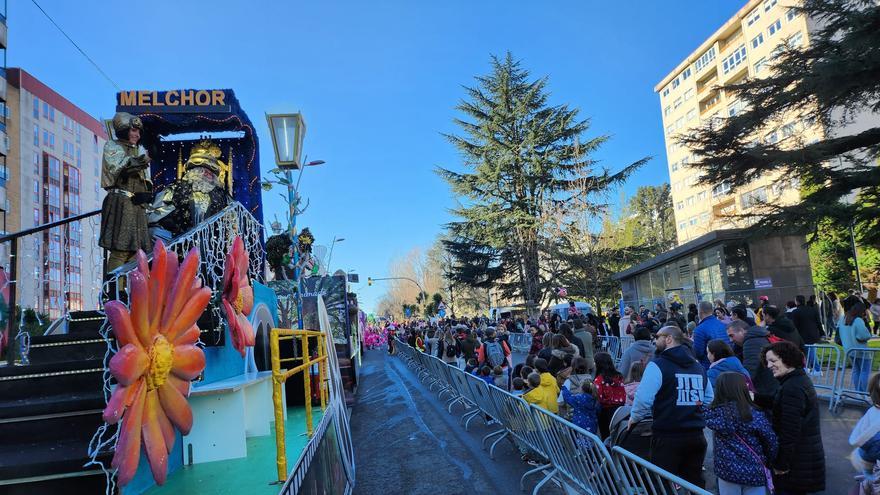 El primer asalto de la Cabalgata de Reyes en Vigo supera todas las expectativas